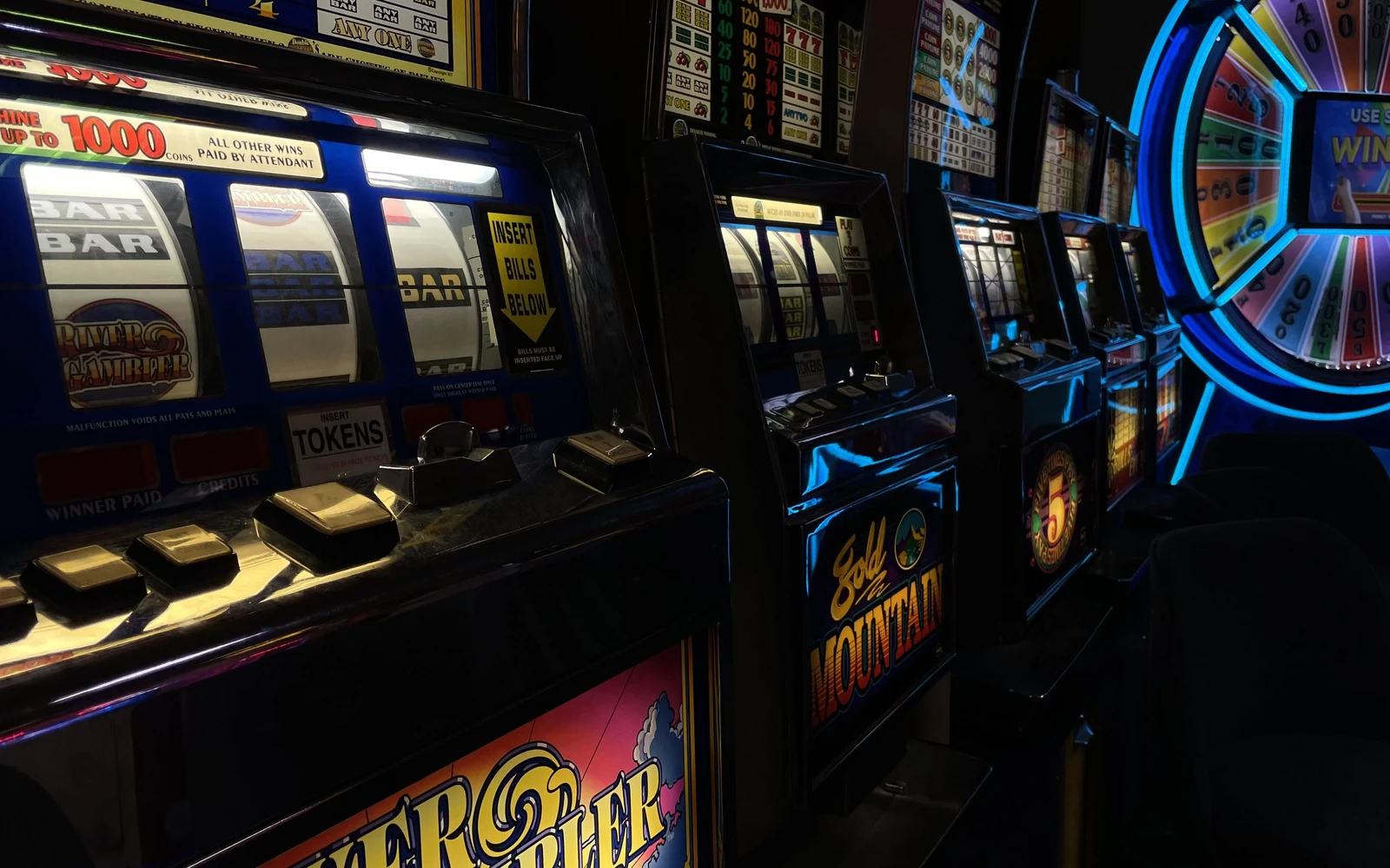 Reel dan simbol fitur pada permainan slot mobile