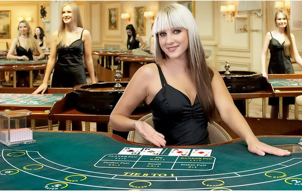 Suasana meja kasino live dengan dealer dan tampilan permainan waktu nyata